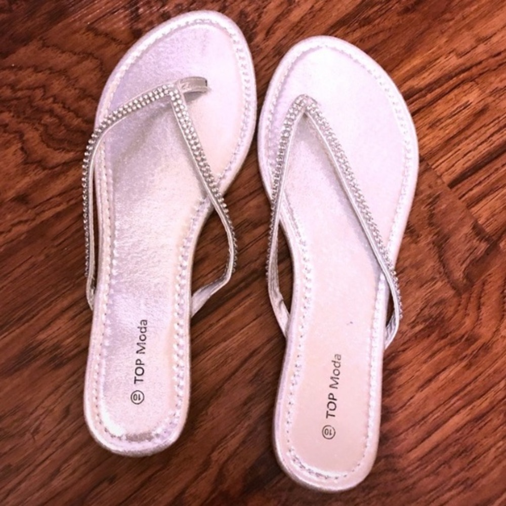 NWOB TopMode Women’s Rhinestone Flip Flops